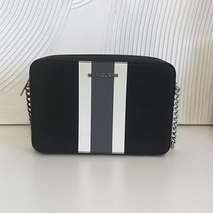 Micheal kors crossbody bag